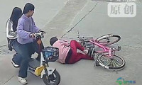 老人骑车不慎滑倒，中学生路过热心搀扶，反遭索赔22万元！家长表示孩子已留下心理创伤