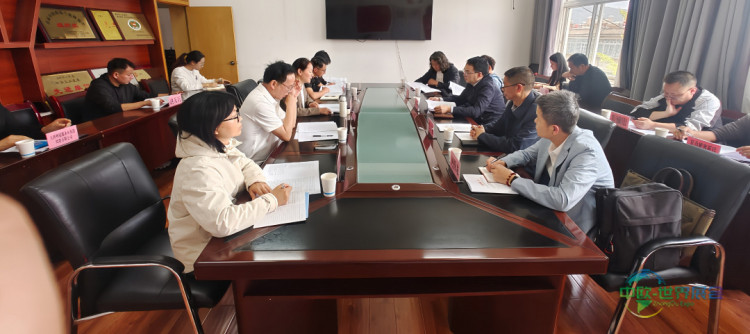 2026年4月23日，香港文博会云南馆执委会赴鹤庆县进行银饰银器产品招展招商座谈，文博会副主席、云南馆执委会主任、云南省民族商会会长杨振出席活动，鹤庆县副县长辛钰香出席会议。